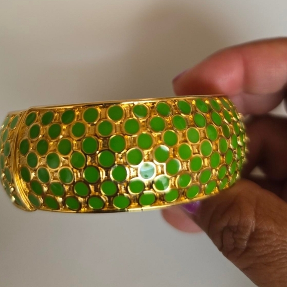 Elegant Gold and Green Bracelet - Picture 2 of 6